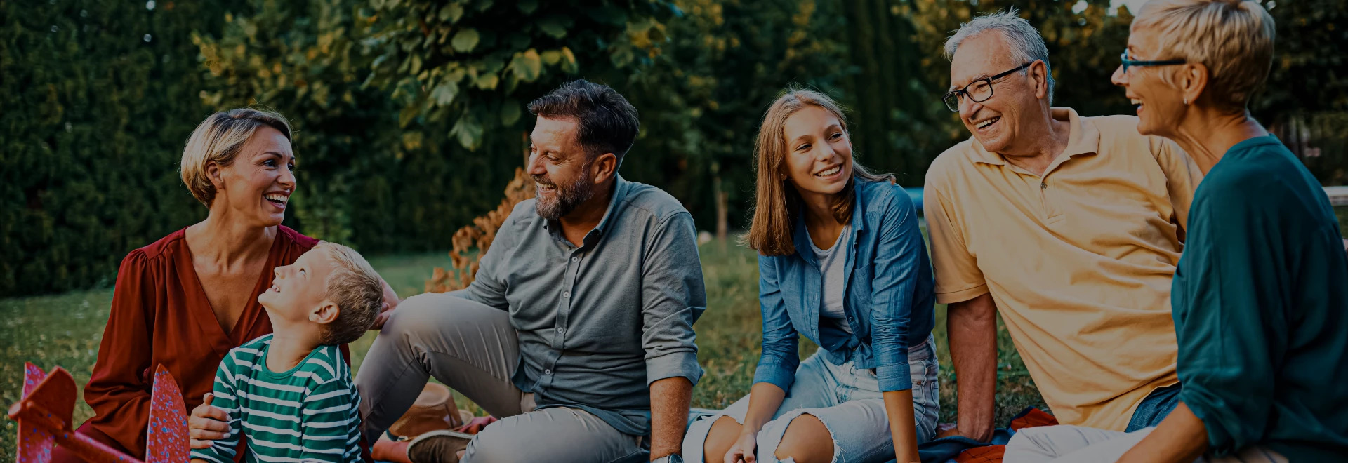 Baner wizerunkowy top Ośrodka Pomocy Społecznej w Komornikach, zdjęcie rodziny, dziadkowie, rodzice i dw&oacute;jka dzieci.